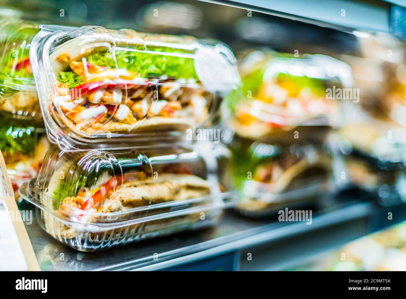 Chili Chicken mit Pita, vorgepackte Sandwiches in einem handelsüblichen Kühlschrank Stockfoto