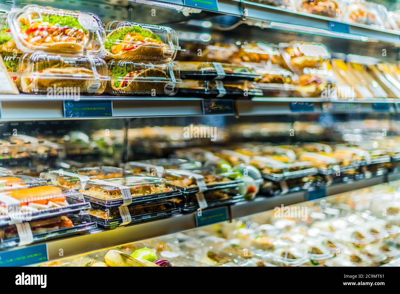 DOHA, KATAR - 28. FEB 2020: Vorgepackte Sandwiches, Salate und Getränke in einem handelsüblichen Kühlschrank Stockfoto