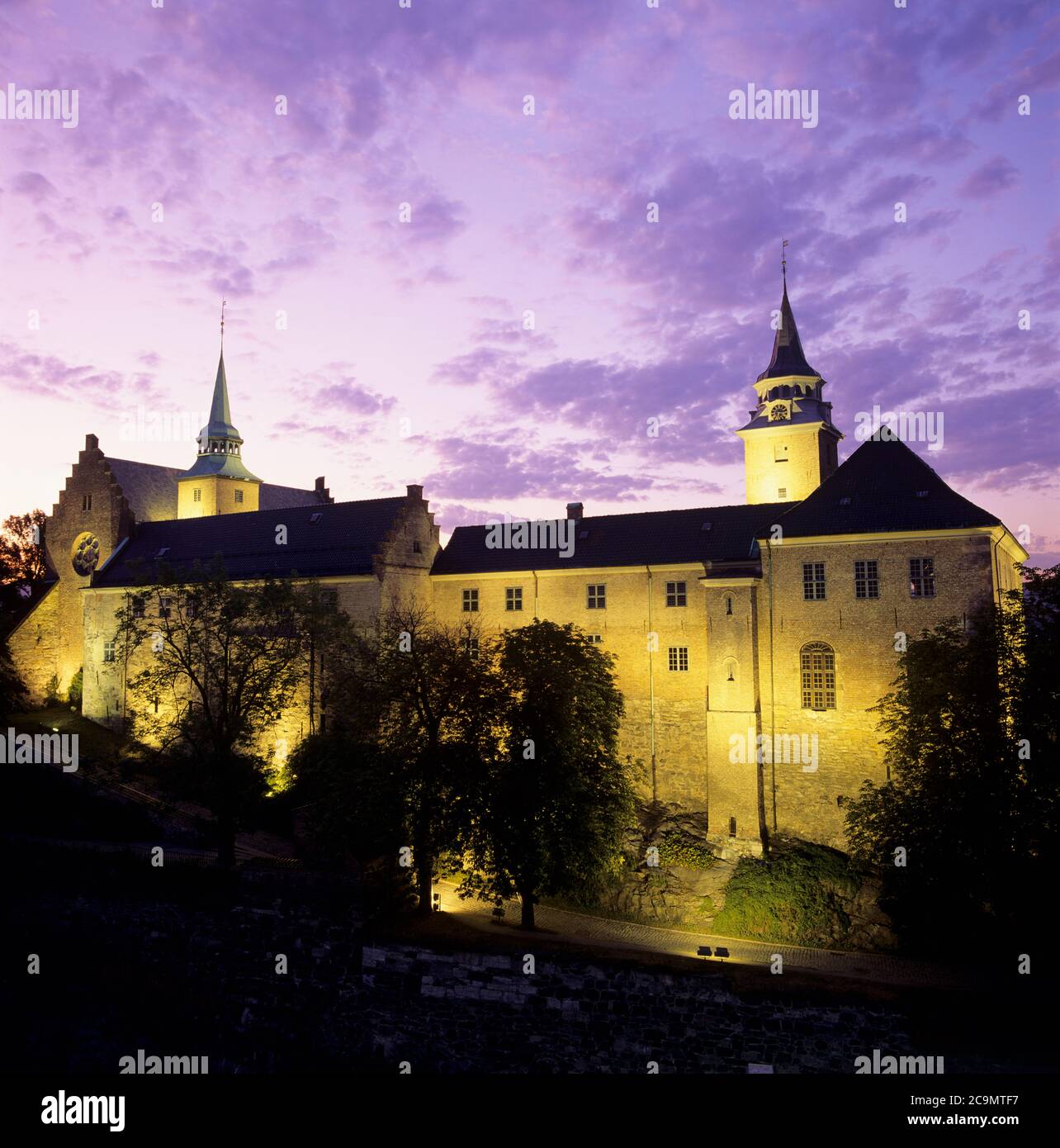 Akershus Festung mittelalterliche Burg in Oslo Flutlicht in der Morgendämmerung, Oslo, Norwegen Stockfoto