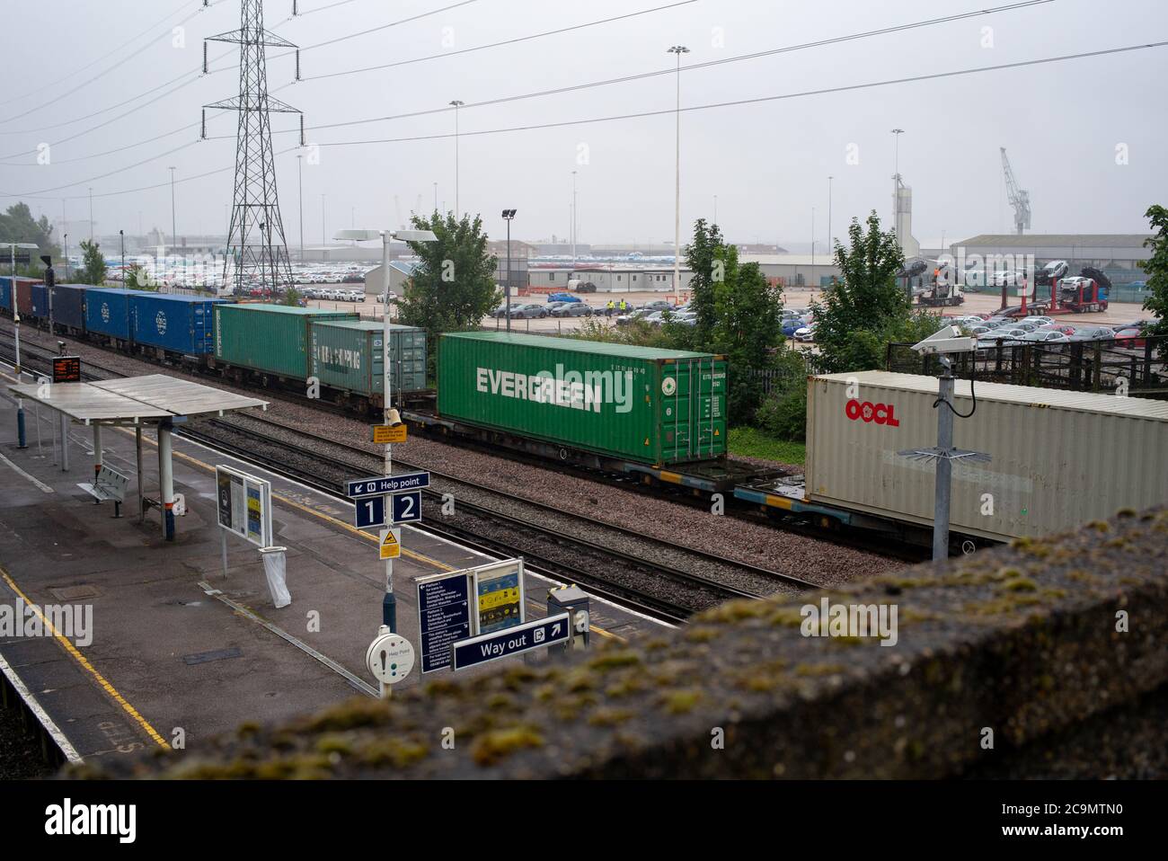 Evergreen Marine Reederei auf einem Güterzug in Richtung Southampton Docks kommen Stockfoto