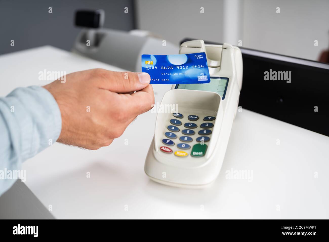 Geschäft Kassiererin Oder Hotelrezeption Frau, Die Kreditkartenzahlung Nimmt Stockfoto