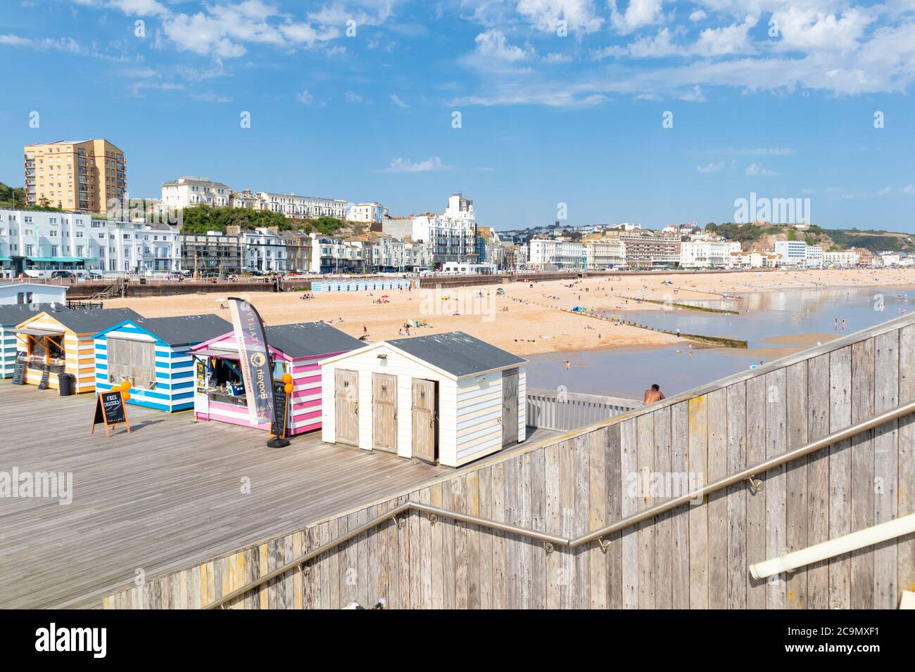 Hastings vom Pier aus gesehen, hastings, East sussex, großbritannien Stockfoto