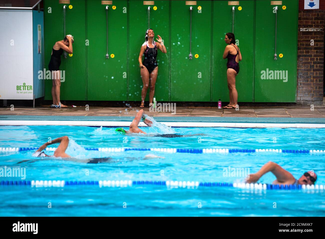 Schwimmer genießen das heiße Wetter im Charlton Lido in South London. Stockfoto