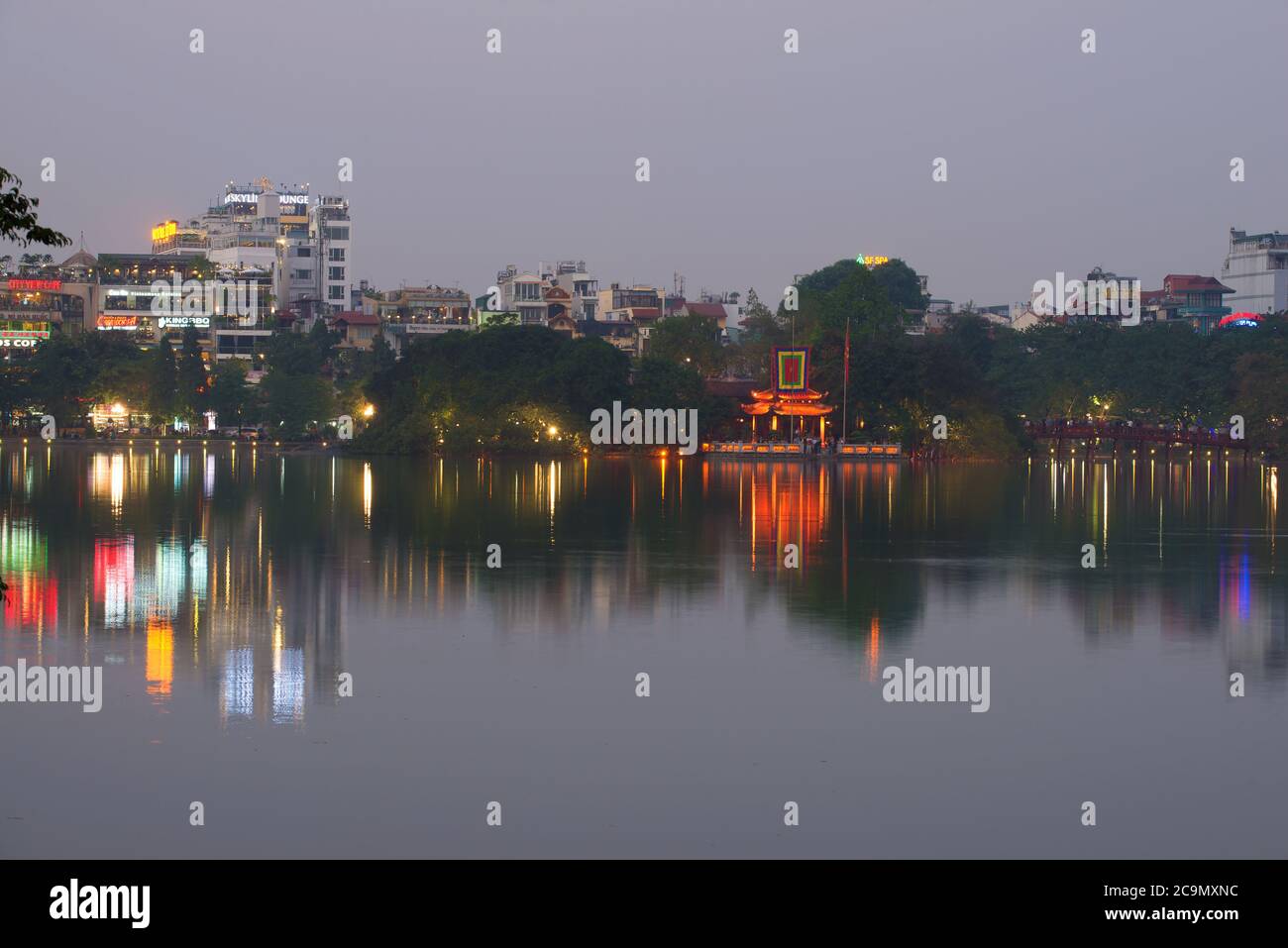 HANOI, VIETNAM - 13. DEZEMBER 2015: Abenddämmerung auf dem Hoan Kiem See Stockfoto