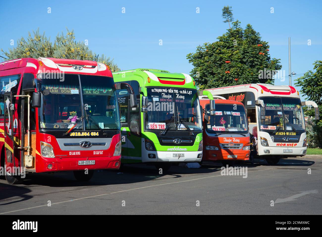 DA LAT, VIETNAM - 28. DEZEMBER 2015: Vier Intercity-Busse auf dem Parkplatz des Intercity-Verkehrsterminals Stockfoto