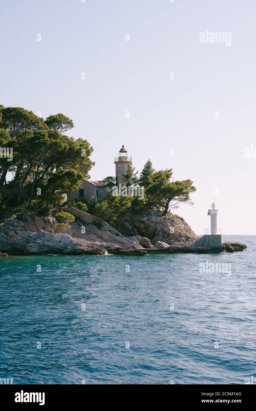 Zwei Leuchttürme auf der Insel Daksa, in der Nähe von Dubrovnik in Kroatien. Stockfoto