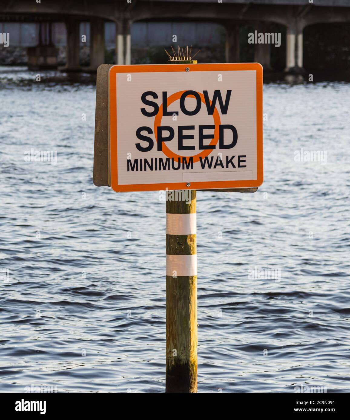 Slow Speed Minimum Wake-Schild am Hillsborough River in Tampa. Florida, USA Stockfoto