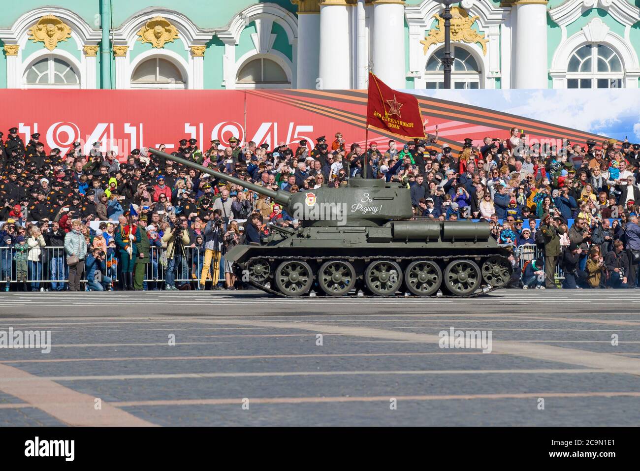 SANKT-PETERSBURG, RUSSLAND - 06. MAI 2018: Sowjetischer Panzer T-34-85 der Periode des Großen Vaterländischen Krieges auf der Probe der Militärparade zu Ehren Stockfoto