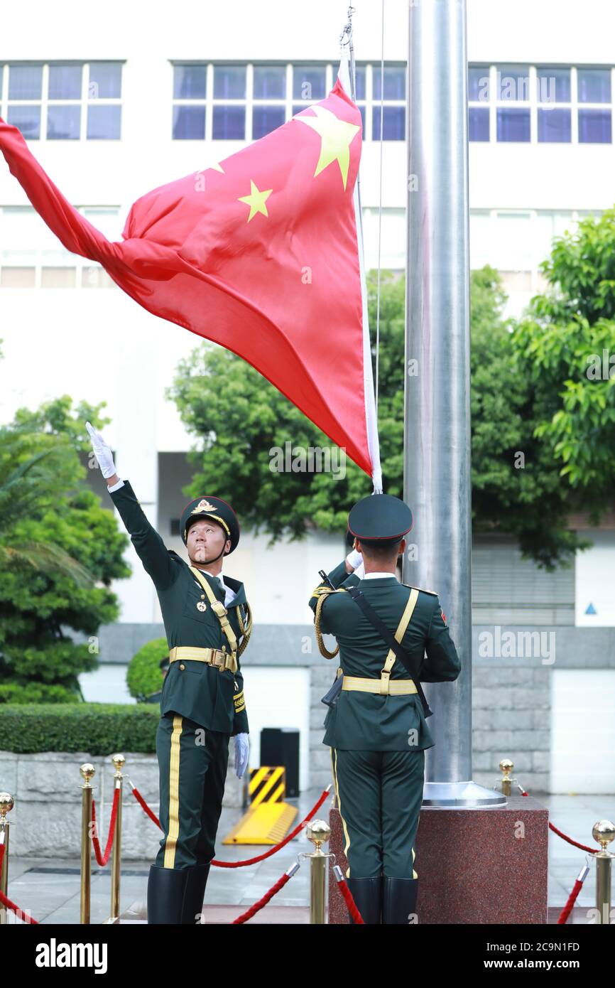 (200801) -- MACAO, 1. August 2020 (Xinhua) -- die Garnison der Chinesischen Volksbefreiungsarmee (PLA) in der Sonderverwaltungsregion Macao hält eine Fahnenhisszeremonie aus Anlass des 93. Jahrestages der Gründung der PAA in Macao, Südchina, am 1. August 2020 ab. (Foto von Chen Shuai/Xinhua) Stockfoto