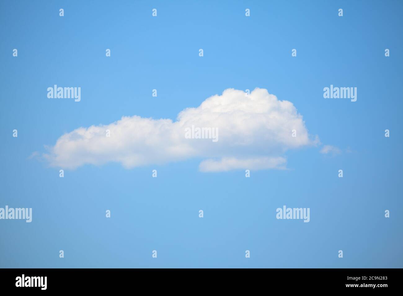 Einzelne Wolke am blauen Himmel . Perfektes Sommerwetter Stockfoto