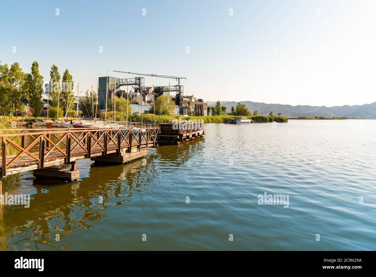 Landschaft des Massaciuccoli-Sees mit dem großen Theater Giacomo Puccini im Freien, gelegen in Torre del Lago Puccini in Viareggio, Toskana, Italien Stockfoto