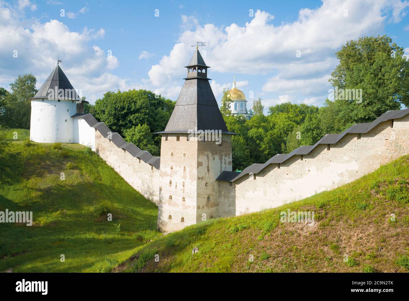 An den Wänden der Heiligen Dormition Pskovo-Pechersky Kloster an einem sonnigen Juni Tag. Petschory, Russland Stockfoto