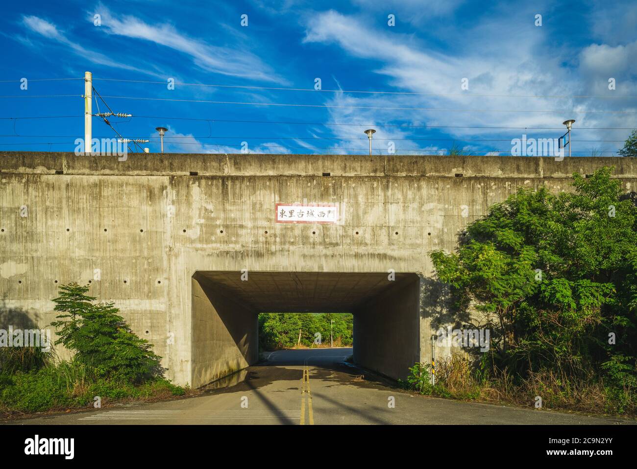 Dongli Bahnhof in hualien, Taiwan. Die Übersetzung des chinesischen Textes ist Dongli alten Stadt westlichen Tor. Stockfoto