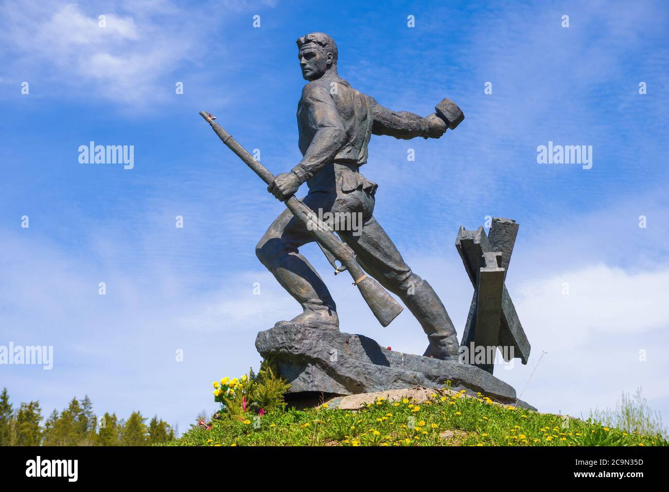 BOLSCHIE BORNITSY, RUSSLAND - 22. MAI 2020: Skulptur eines sowjetischen Soldaten aus der Nähe an einem sonnigen Maitag. Ein Fragment der Gedenkstätte "Bornitsky Linie des DEFE Stockfoto