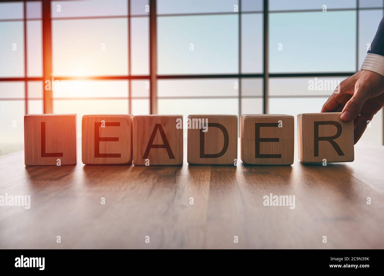 Das Konzept der Führung. Hand Männer in Business-Anzug mit den Würfeln, die das schriftliche Wort Führer. Stockfoto