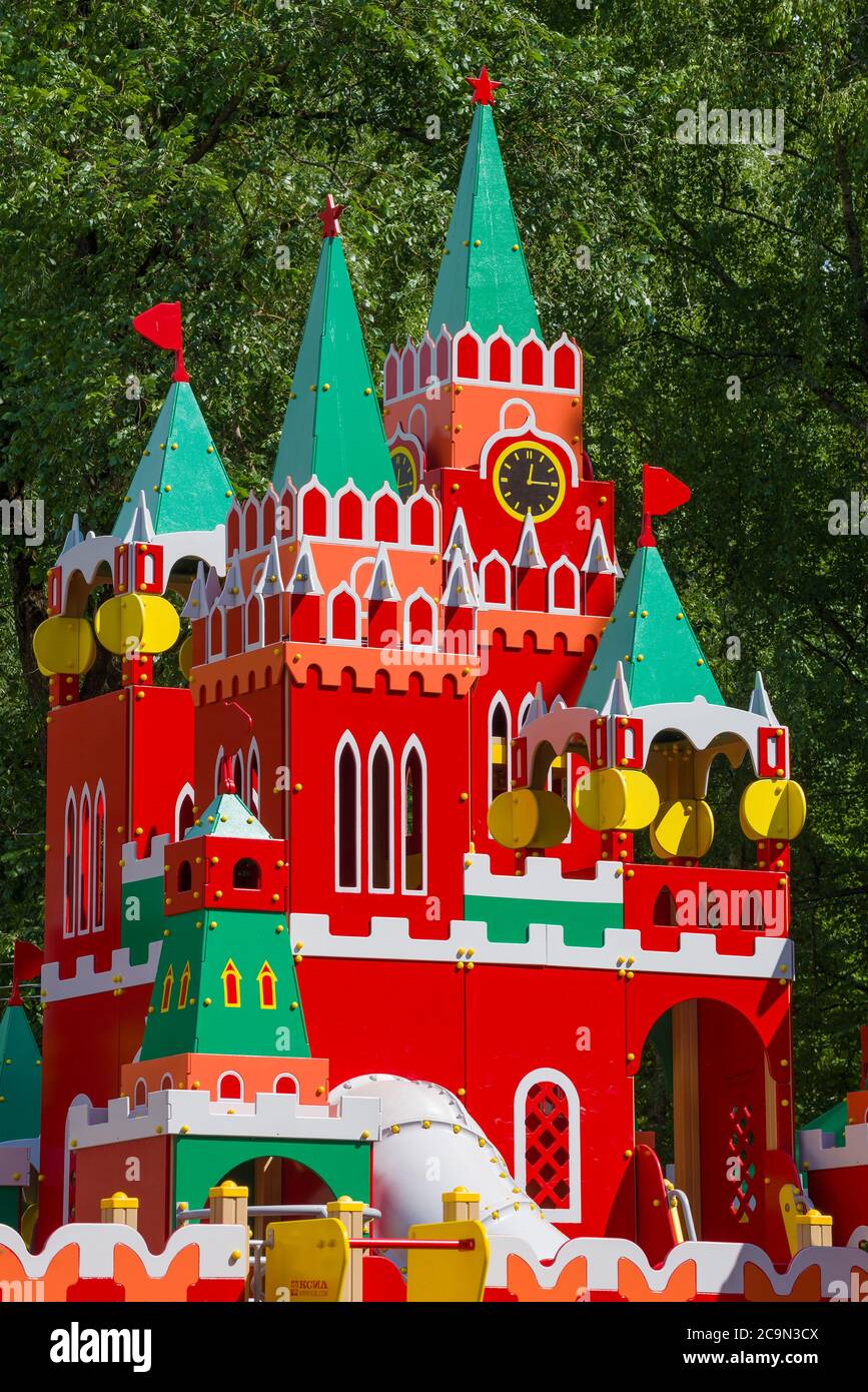 STARAYA RUSSLAND, RUSSLAND - 04. JULI 2020: Stilisiert unter den Türmen des Moskauer Kreml Gipfel der Kinder-Spielstadt Nahaufnahme auf einem sonnigen Sommer da Stockfoto