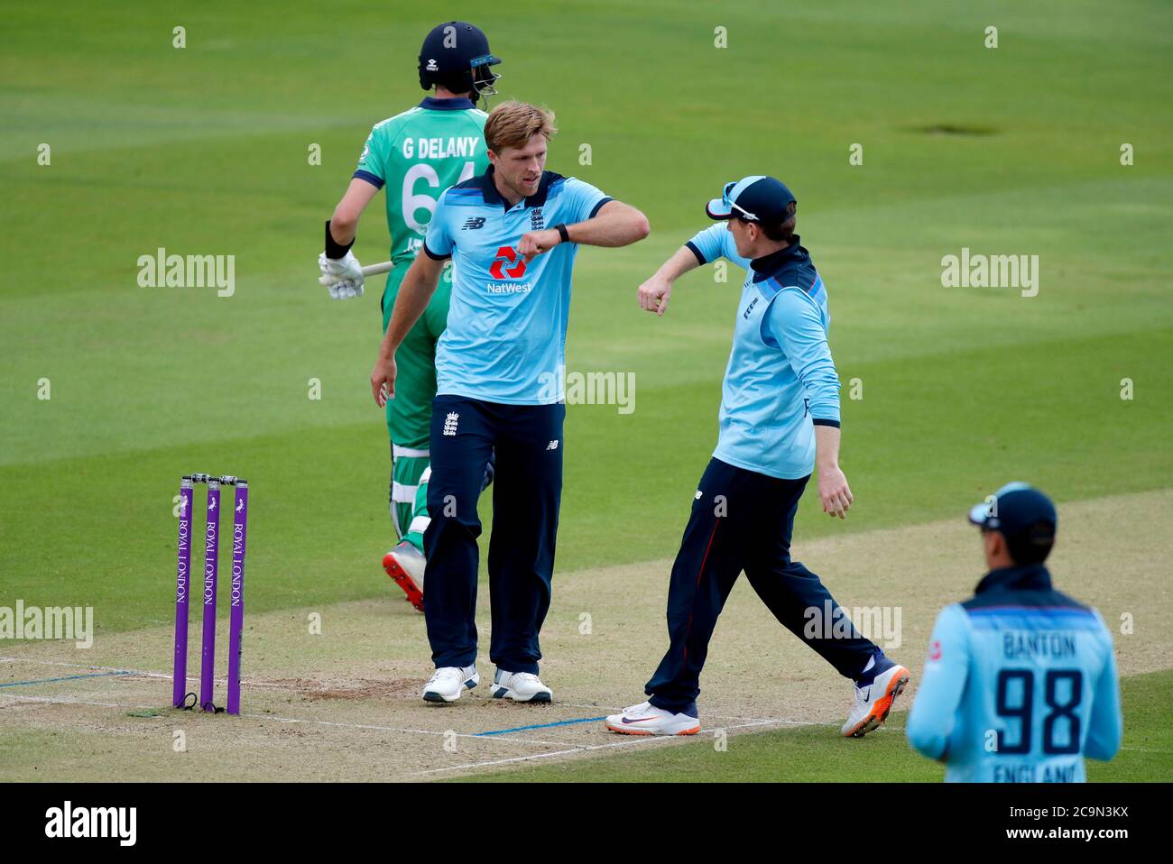 Englands David Willey (Mitte) feiert mit Kapitän Eoin Morgan, nachdem er das Dickicht von Irlands Gareth Delany während des zweiten One Day International der Royal London Series im Ageas Bowl, Southampton, übernommen hat. Stockfoto