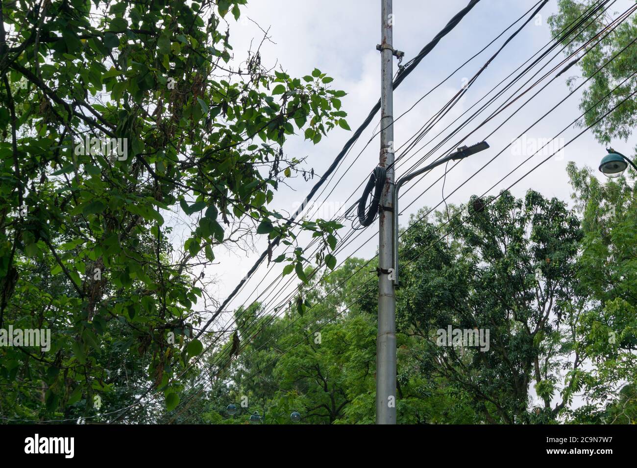 Ein Strommast in Indien mit Hängedrähten. Stockfoto