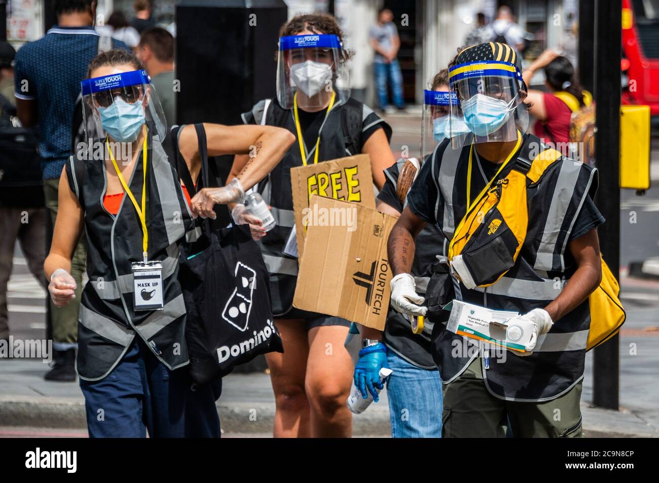 London, Großbritannien. August 2020. Maske nach oben Give Out Maske und Desinfektionsmittel - Stoppt die Maangamizi: Afrikan Emancipation Day Reparations Rebellion Groundings (Volksbildungsveranstaltungen) für "Organisieren von Widerstandsaktionen gegen den Kampf für eine neue Gesellschaft und eine andere Welt". Sie zielen darauf ab, Brixton zu sperren, weil "WIR/sie nicht gehört werden" in ihrer Forderung an die britische Regierung, die parlamentarische Untersuchungskommission für Wahrheit und Reparatorische Gerechtigkeit zu gründen. Kredit: Guy Bell/Alamy Live Nachrichten Stockfoto