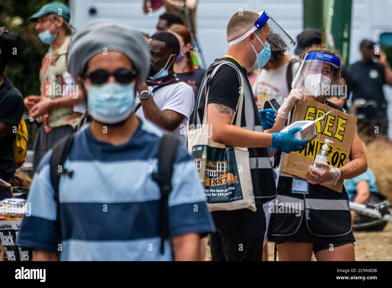 London, Großbritannien. August 2020. Maske nach oben Give Out Maske und Desinfektionsmittel - Stoppt die Maangamizi: Afrikan Emancipation Day Reparations Rebellion Groundings (Volksbildungsveranstaltungen) für "Organisieren von Widerstandsaktionen gegen den Kampf für eine neue Gesellschaft und eine andere Welt". Sie zielen darauf ab, Brixton zu sperren, weil "WIR/sie nicht gehört werden" in ihrer Forderung an die britische Regierung, die parlamentarische Untersuchungskommission für Wahrheit und Reparatorische Gerechtigkeit zu gründen. Kredit: Guy Bell/Alamy Live Nachrichten Stockfoto