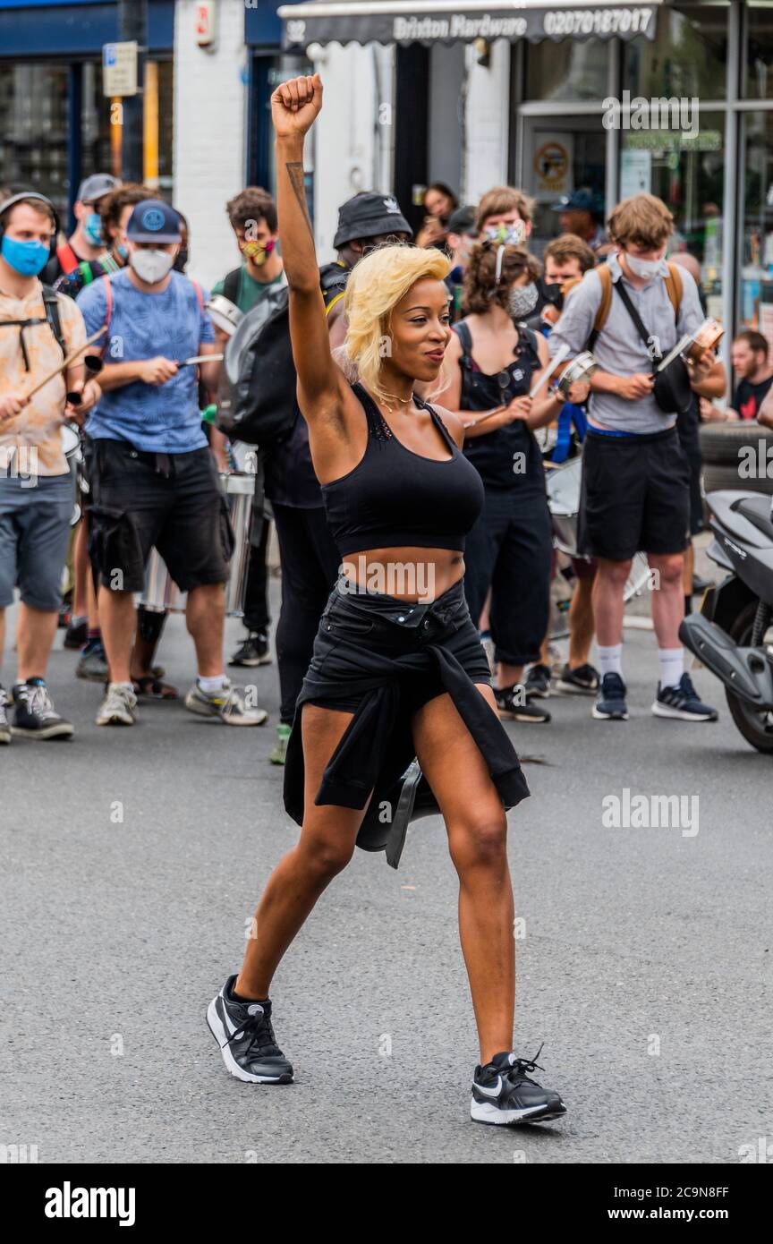 London, Großbritannien. August 2020. Black Live Matter marsch von Clapham Common (angeführt von Iman, der Forever Family Force und den Slow Boys, auf Motorrädern) zur Stop the Maangamizi: Afrikan Emancipation Day Reparations Rebellion. Sie zielen darauf ab, Brixton zu sperren, weil "WIR/sie nicht gehört werden" in ihrer Forderung an die britische Regierung, die parlamentarische Untersuchungskommission für Wahrheit und Reparatorische Gerechtigkeit zu gründen. Kredit: Guy Bell/Alamy Live Nachrichten Stockfoto