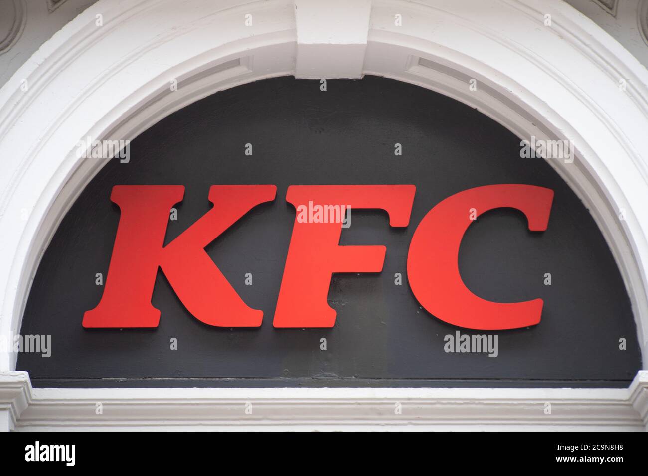 Eine Nahaufnahme eines KFC Chicken Store Schild in Cardiff, Wales, Vereinigtes Königreich. Stockfoto
