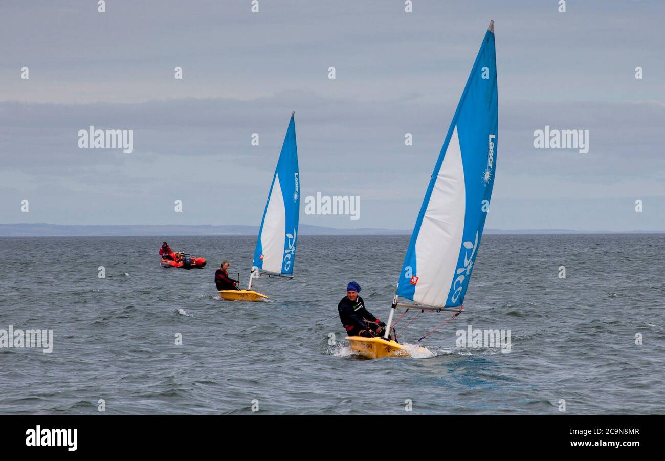 Fisherrow, Musselburgh, Schottland, Großbritannien. August 2020. Bewölkt und 17 Grad bei Fisherrow für das Yacht Club Dinghy Summer Series Race. Stockfoto