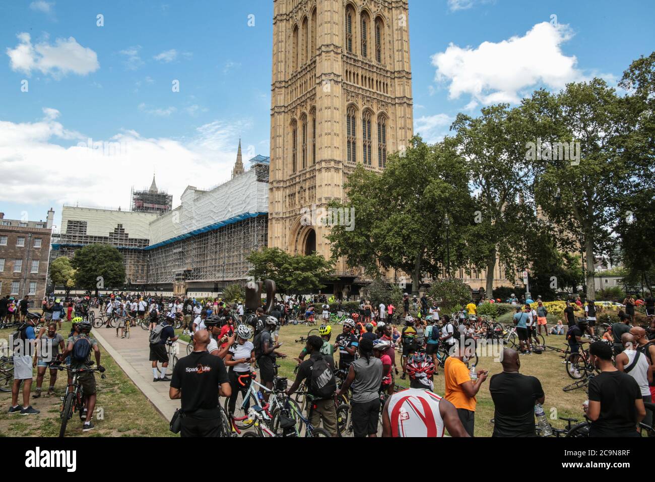 London UK 01 August 2020 Tausende von Fahrrädern versammelten sich im Zentrum von London, um gegen Black Lives Matter zu protestieren, auf dem parliament Square, dann überquerten sie die Westminster Bridge in Richtung BrixtonPaul Quezada-Neiman/Alamy Live News Stockfoto