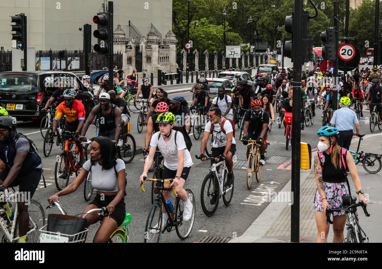London UK 01 August 2020 Tausende von Fahrrädern versammelten sich im Zentrum von London, um gegen Black Lives Matter zu protestieren, auf dem parliament Square, dann überquerten sie die Westminster Bridge in Richtung BrixtonPaul Quezada-Neiman/Alamy Live News Stockfoto