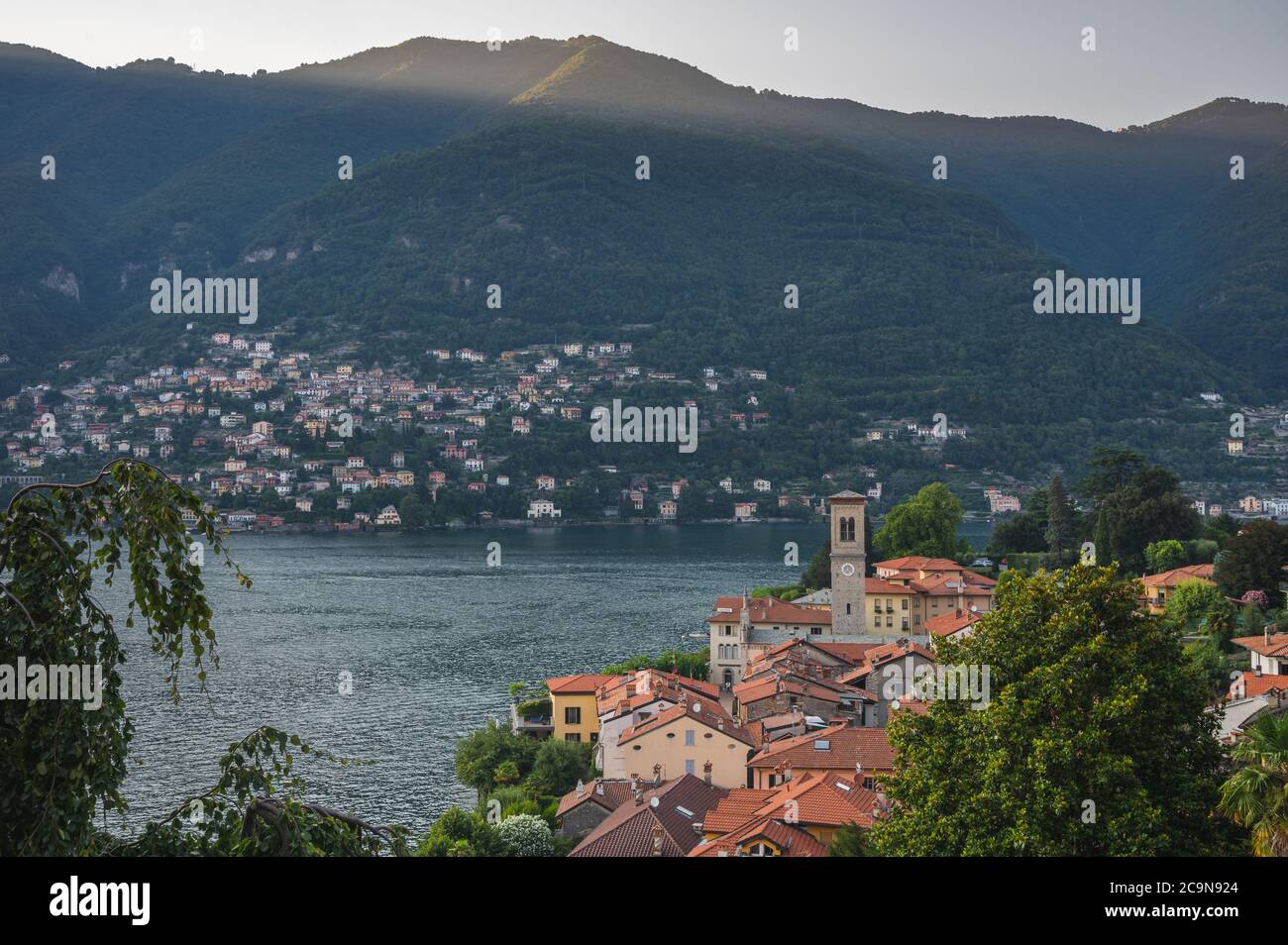 Panoramablick auf Torno und Comer See in Italien Stockfoto