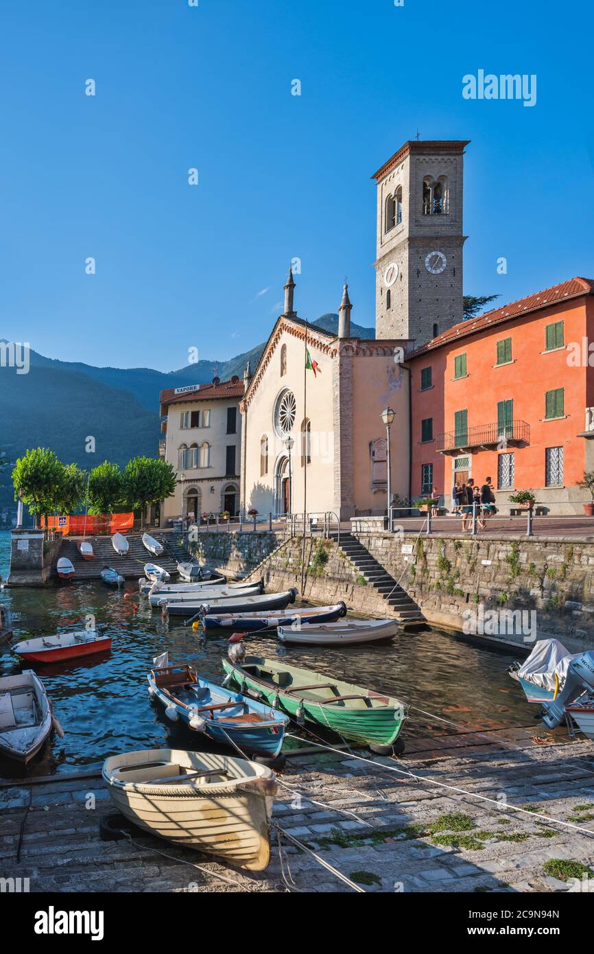 [Torno, Como - Aug 2020] Torno, farbenprächtiges und malerisches Dorf am Comer See. Lombardei, Italien. Stockfoto