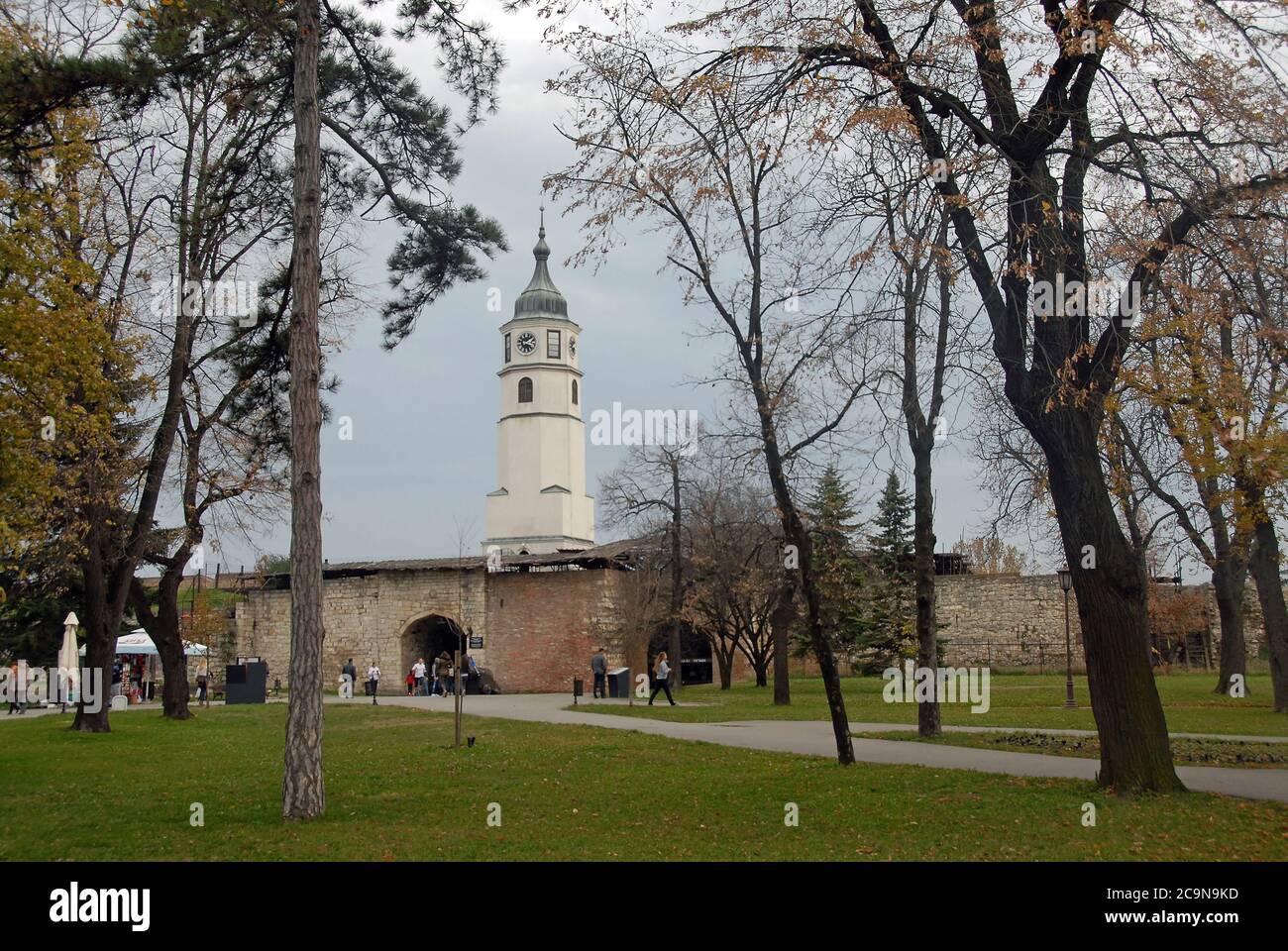 Der Uhrturm im Kalemagdan Park in der Nähe der Belgrader Festung in Belgrad, Serbien. Der Turm ist Teil des Clock Gate und des Baroque Gate Komplexes. Stockfoto