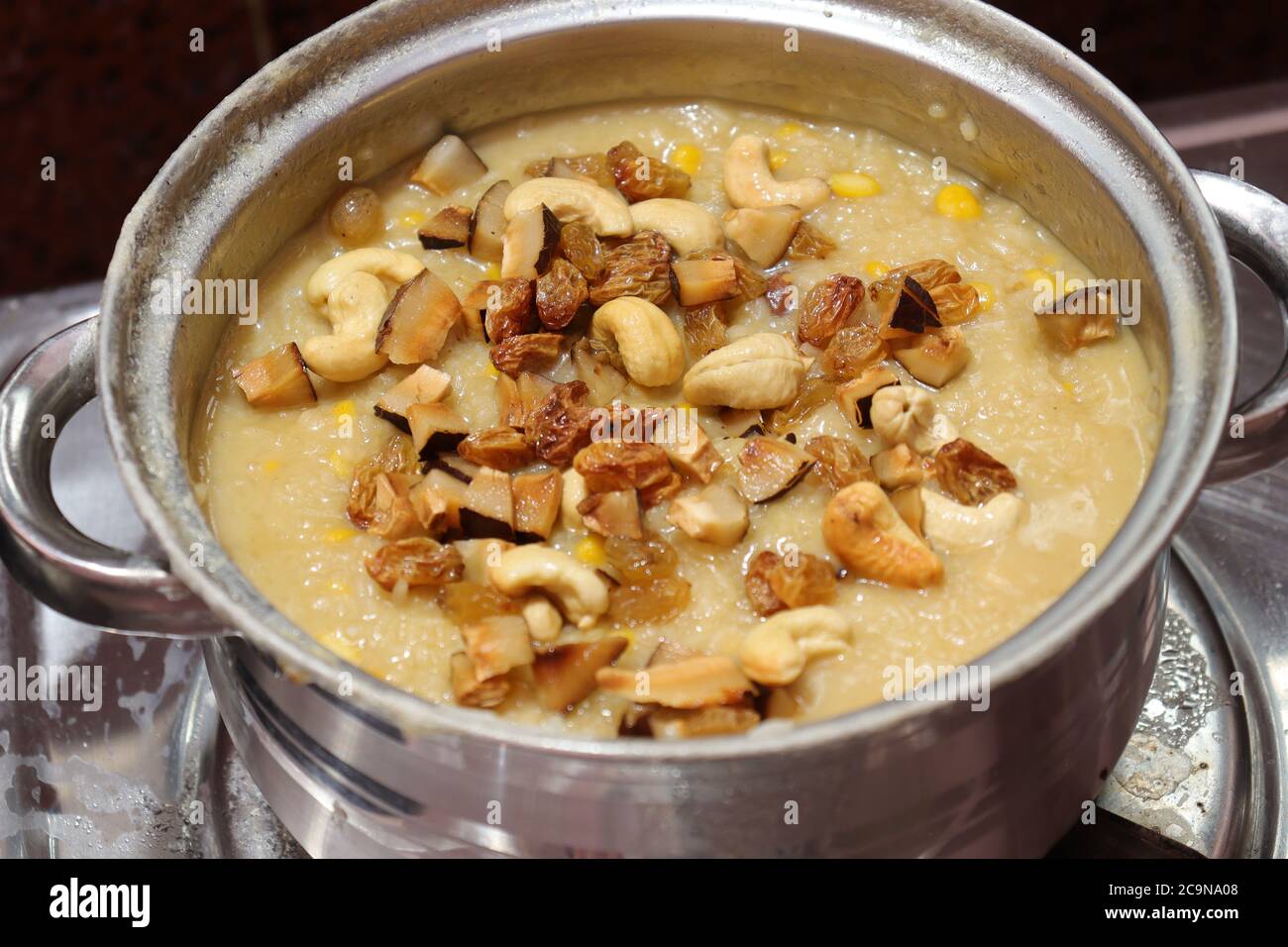 Eine traditionelle und beliebte Süßigkeit, die am Festtag von Pongal oder Sankranti hergestellt wird. Stockfoto