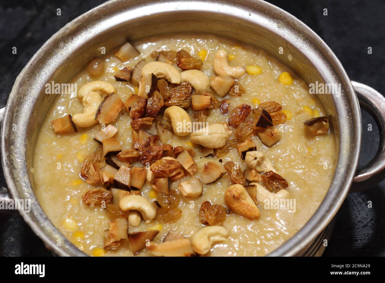 Eine traditionelle und beliebte Süßigkeit, die am Festtag von Pongal oder Sankranti hergestellt wird. Stockfoto