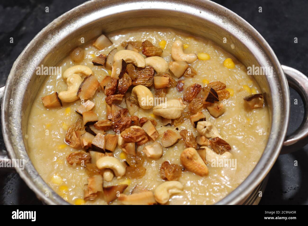 Eine traditionelle und beliebte Süßigkeit, die am Festtag von Pongal oder Sankranti hergestellt wird. Stockfoto