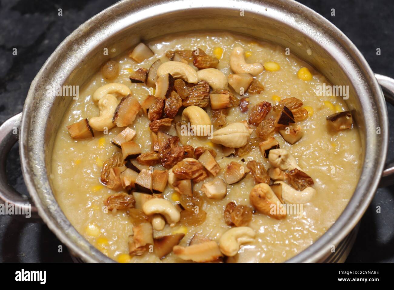 Eine traditionelle und beliebte Süßigkeit, die am Festtag von Pongal oder Sankranti hergestellt wird. Stockfoto
