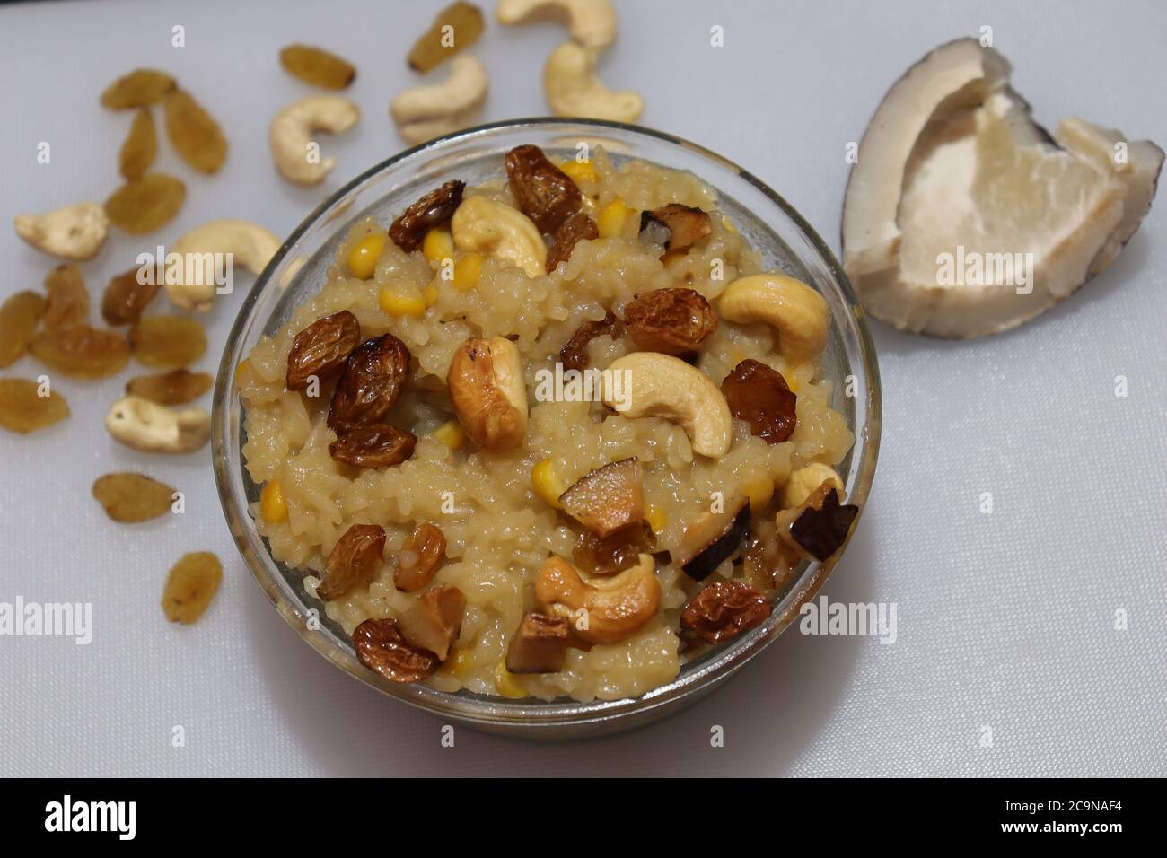 Eine traditionelle und beliebte Süßigkeit, die am Festtag von Pongal oder Sankranti hergestellt wird. Stockfoto