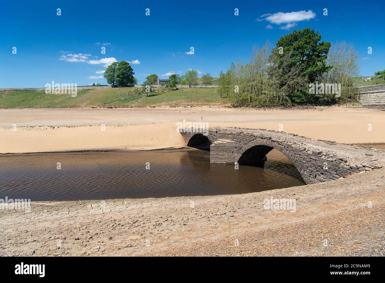 Middleton in teesdale, Co. Durham. Ein Rudel Pferdebrücke, normalerweise von Wasser auf dem Grassholme Reservoir getaucht, taucht intakt als der Wasserstand f Stockfoto