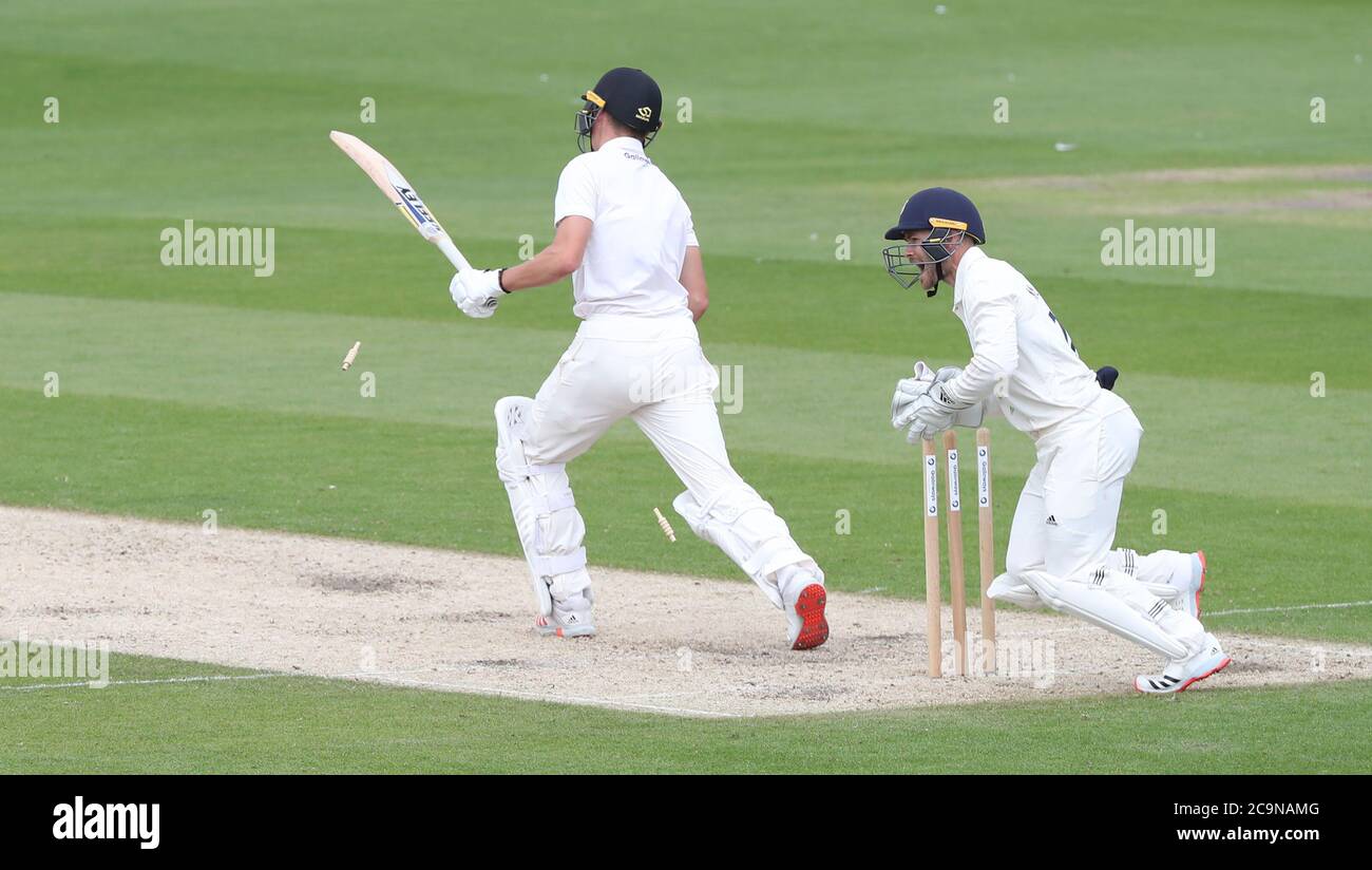 Hove, Großbritannien. August 2020. Hampshire Lewis McManus stolpert Sussex Henry Crocombe während des Tages einer der Bob Willis Trophy zwischen Sussex und Hampshire auf dem 1st Central County Ground. Kredit: James Boardman/Alamy Live Nachrichten Stockfoto