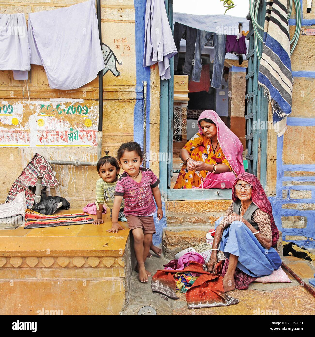 Drei Generationen. Indische traditionelle Familie. Shoot wurde in Jaisalmer' Straße Februar 2013 gemacht. Rajastan, Indien Stockfoto