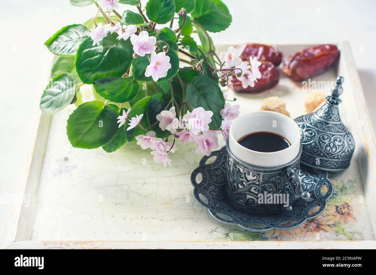 Traditioneller türkischer Kaffee. Kaffee im orientalischen Stil vintage. Selektiver Fokus Stockfoto