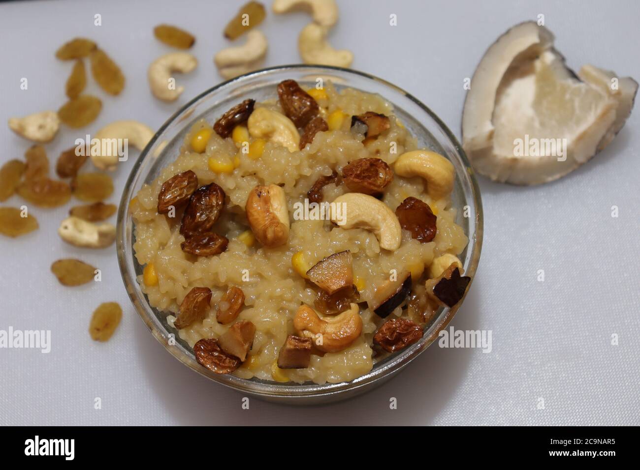 Eine traditionelle und beliebte Süßigkeit, die am Festtag von Pongal oder Sankranti hergestellt wird. Stockfoto