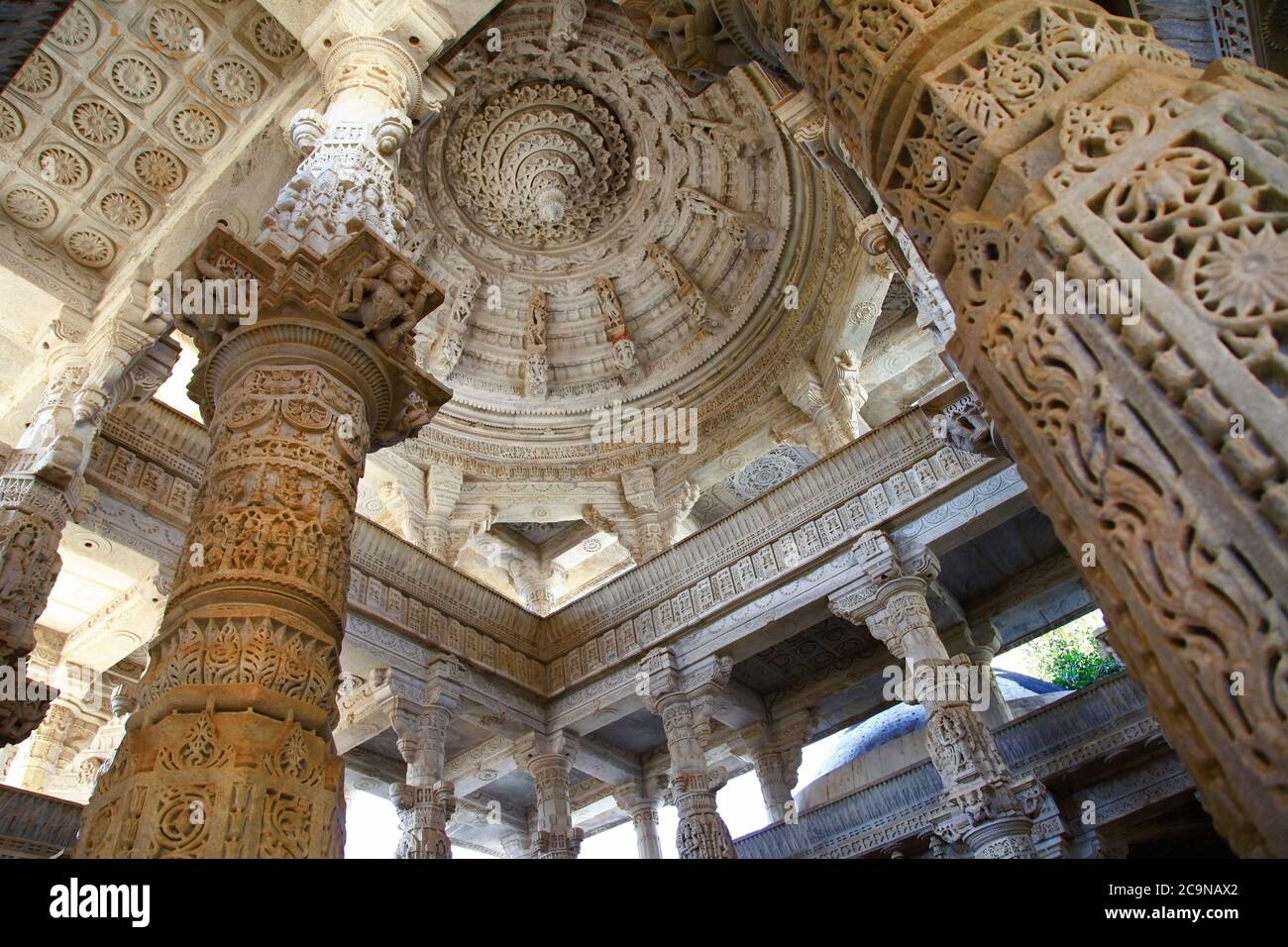 RANAKPUR, INDIEN . Erstaunliche geschnitzte Skulpturen und Säulen in Adinath jain Tempel in Rajasthan Stockfoto