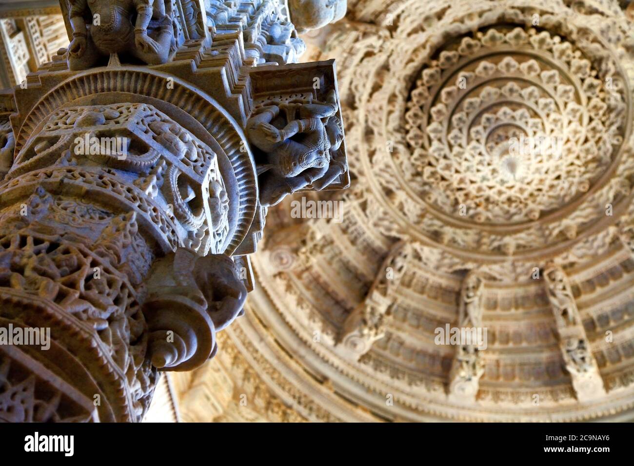 RANAKPUR, INDIEN . Erstaunliche geschnitzte Skulpturen und Säulen in Adinath jain Tempel in Rajasthan Stockfoto
