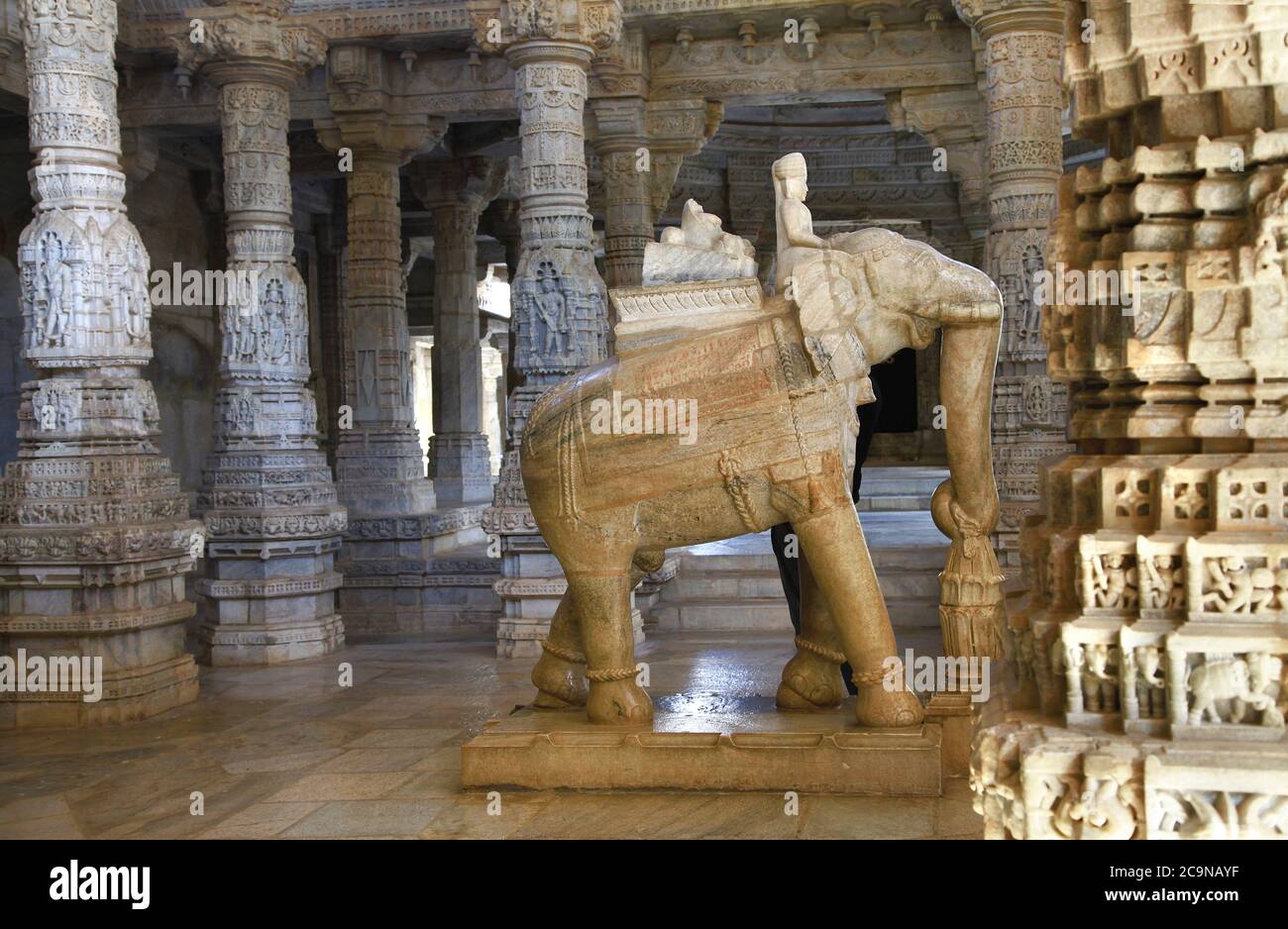 RANAKPUR, INDIEN . Erstaunliche geschnitzte Skulptur des Elefanten in Adinath jain Tempel in Rajasthan Stockfoto