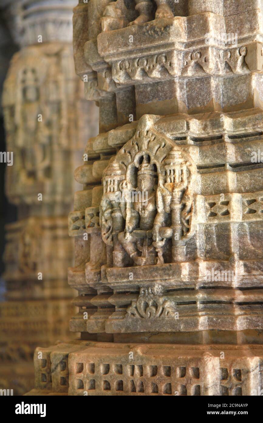 RANAKPUR, INDIEN . Erstaunliche geschnitzte Skulpturen und Säulen in Adinath jain Tempel in Rajasthan Stockfoto