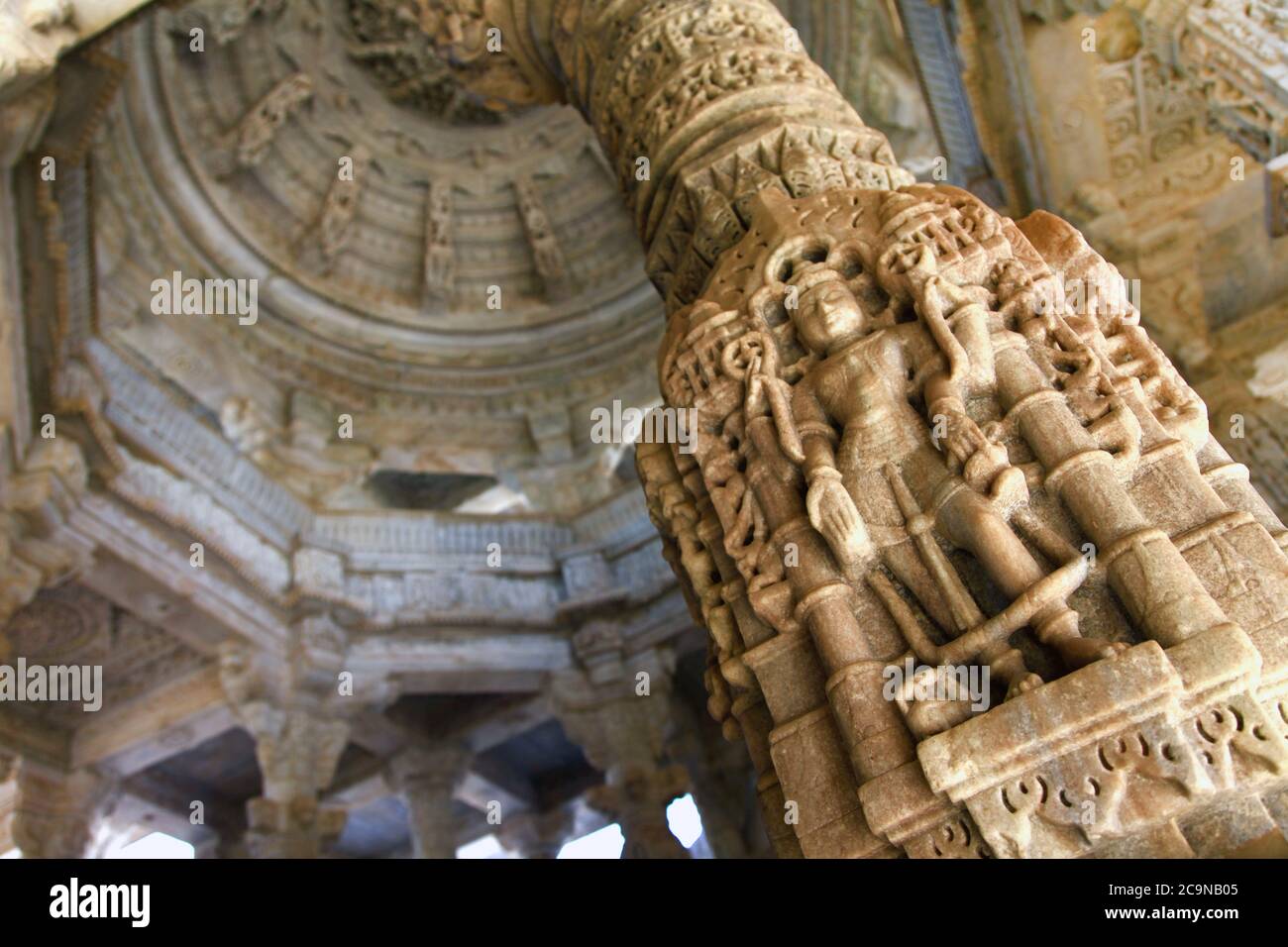 RANAKPUR, INDIEN . Erstaunliche geschnitzte Skulpturen und Säulen in Adinath jain Tempel in Rajasthan Stockfoto