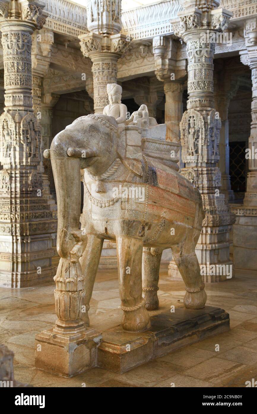 RANAKPUR, INDIEN . Erstaunliche geschnitzte Skulptur des Elefanten in Adinath jain Tempel in Rajasthan Stockfoto
