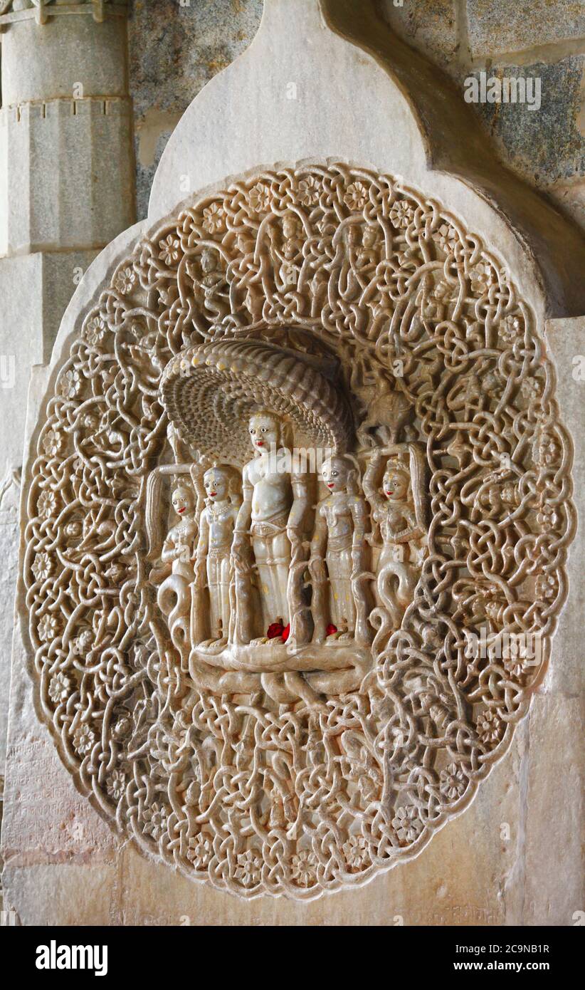 RANAKPUR, INDIEN . Erstaunliche geschnitzte Skulpturen in Adinath jain Tempel in Rajasthan Stockfoto