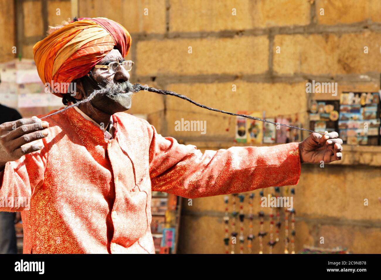 Jaisalmer Altstadt. Berühmter Mann mit langen Schnurrbart. Rajasthan, februar 2013 Stockfoto